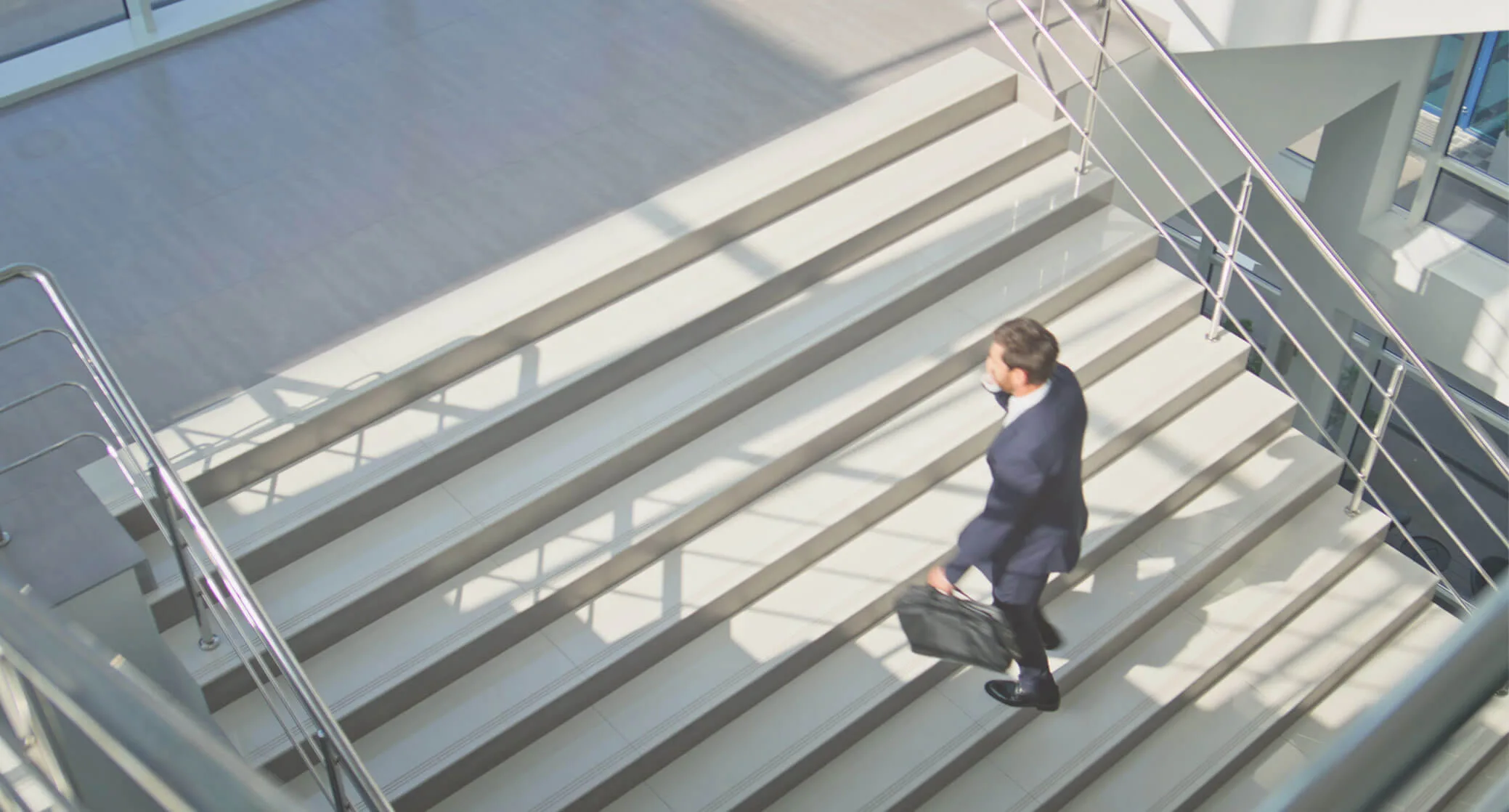 Homme d’affaires montant l’escalier d’un immeuble