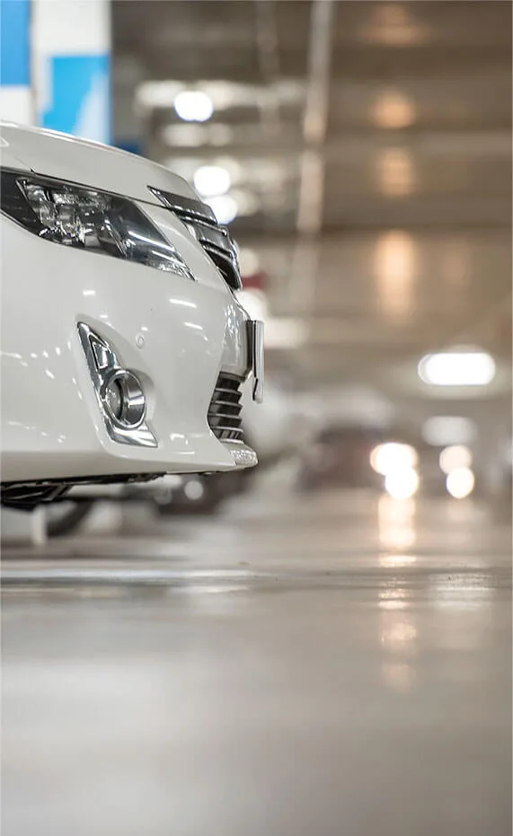 Voiture garée dans un stationnement intérieur propre