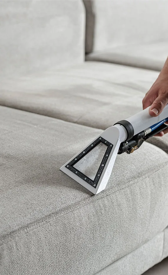Nettoyage d’un divan en tissu à l’extracteur