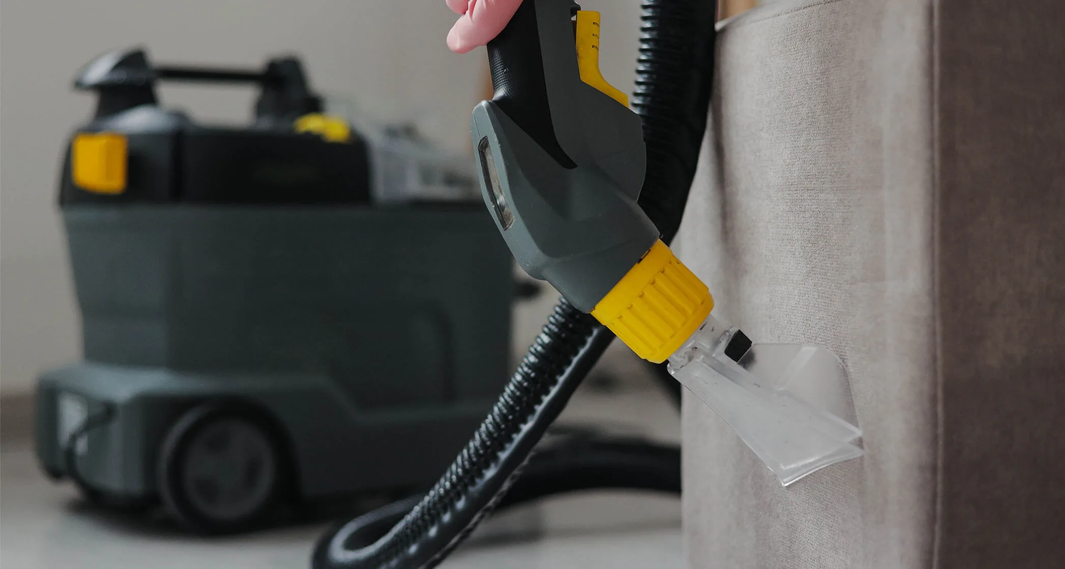 Extracteur à tapis et à divans en action