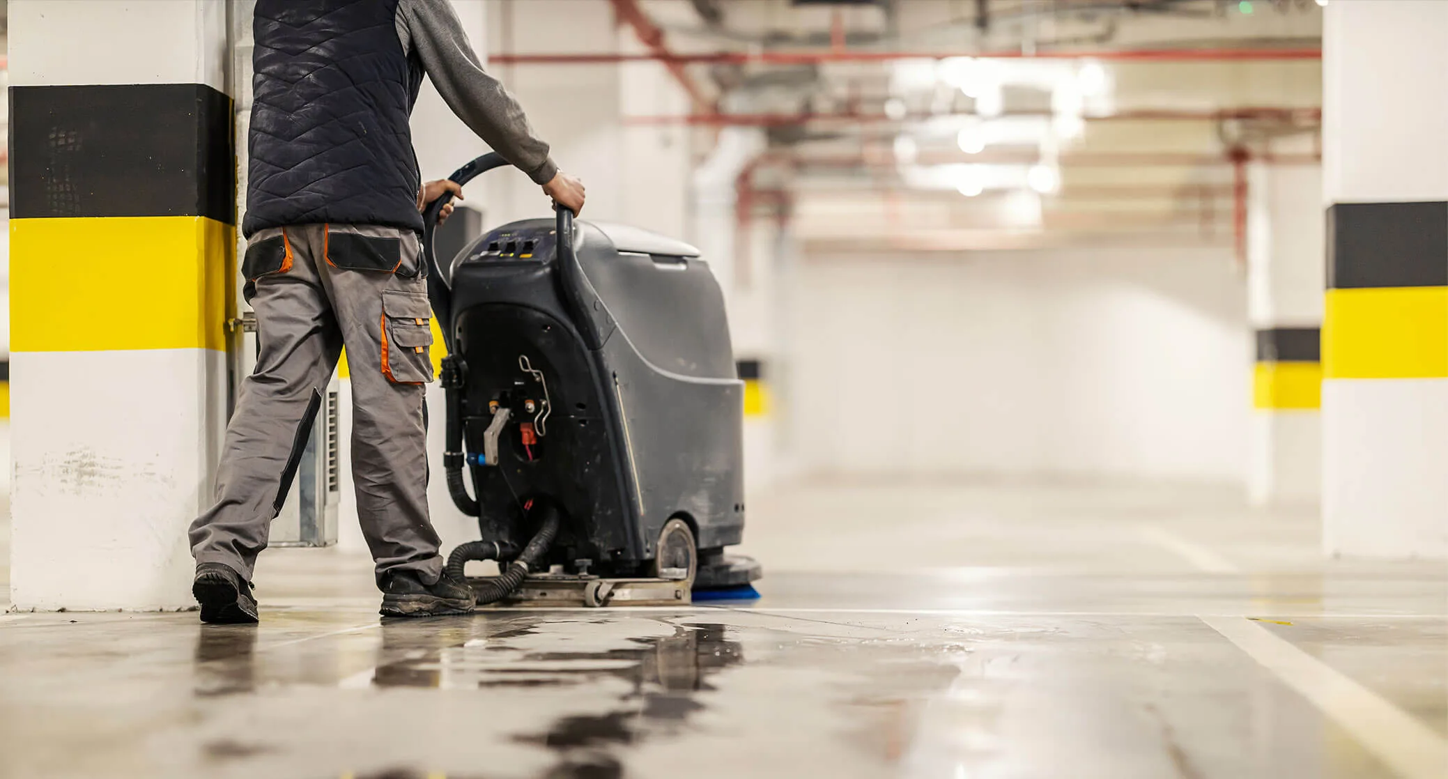 Nettoyage d’un stationnement souterrain à l’autolaveuse